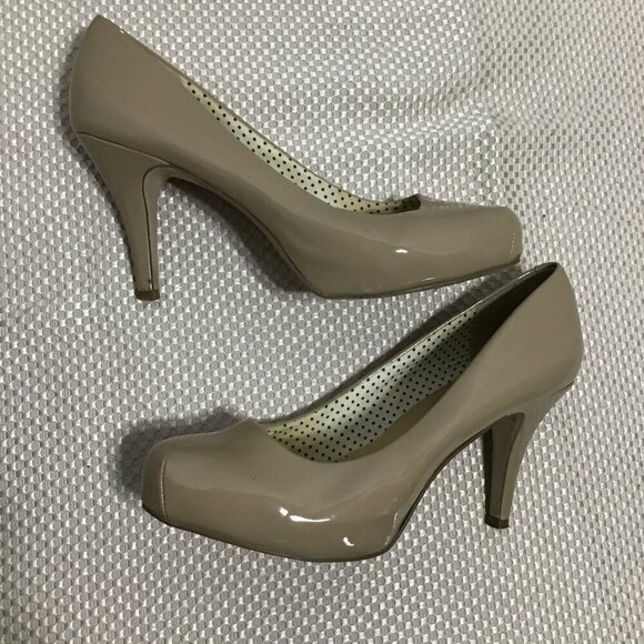 Madden Girl Women's Beige Round Toe Slip On Stiletto Heeled Getta Pumps glossy 9 - Picture 1 of 8